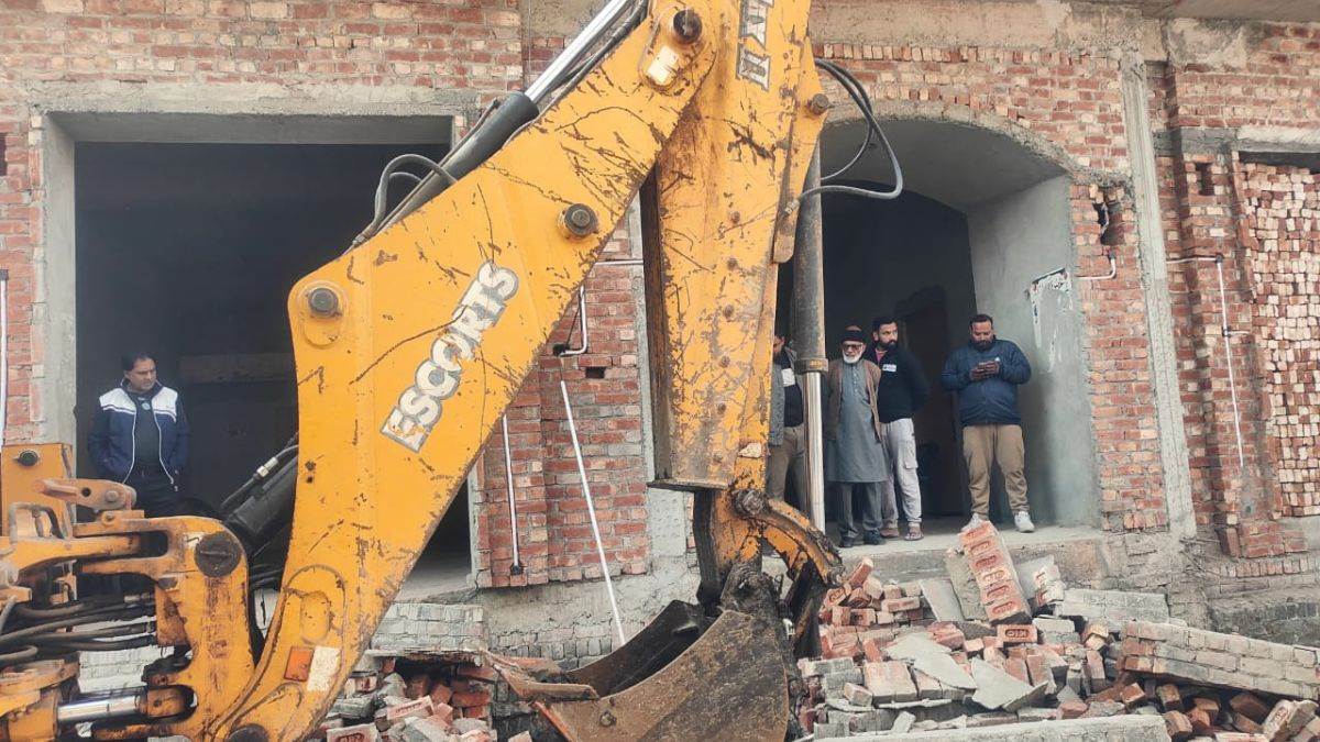 संभल सांसद बर्क के घर पर बुलडोजर की कार्रवाई की संभावना: कानूनी और राजनीतिक विश्लेषण